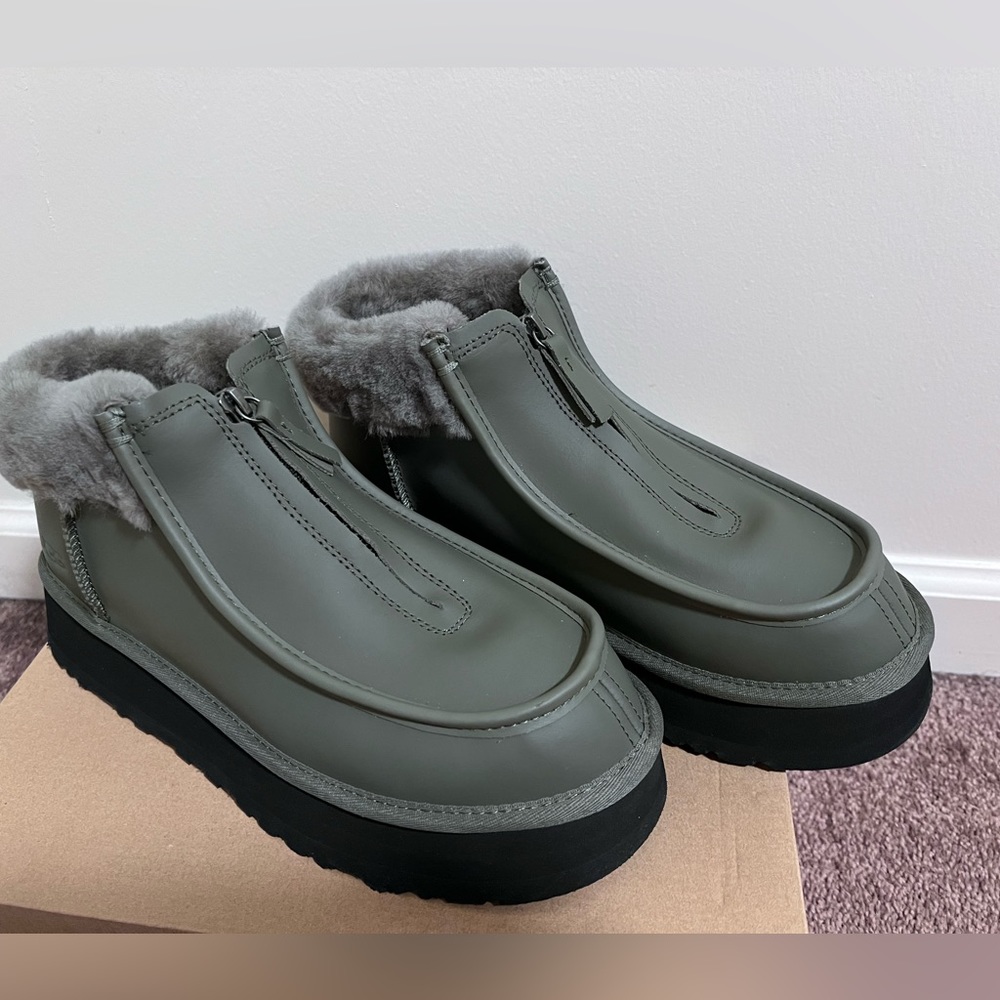 Woman’s Ugg boot size 10